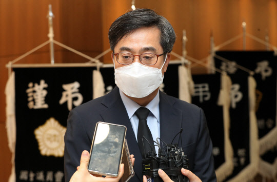 김동연 전 경제부총리가 8일 오전 서울 서대문구 신촌세브란스병원 장례식장에 마련된 최재형 전 감사원장의 부친 최영섭 예비역 해군 대령 빈소 조문을 마친 후 취재진의 질문에 답하고 있다.연합뉴스